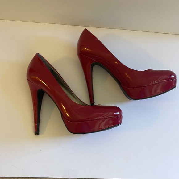 New Red Heels G by Guess - Picture 4 of 8